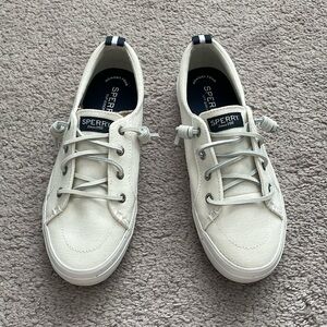 Sperry Women’s Crest Vibe Core Sneaker. White. Size 6